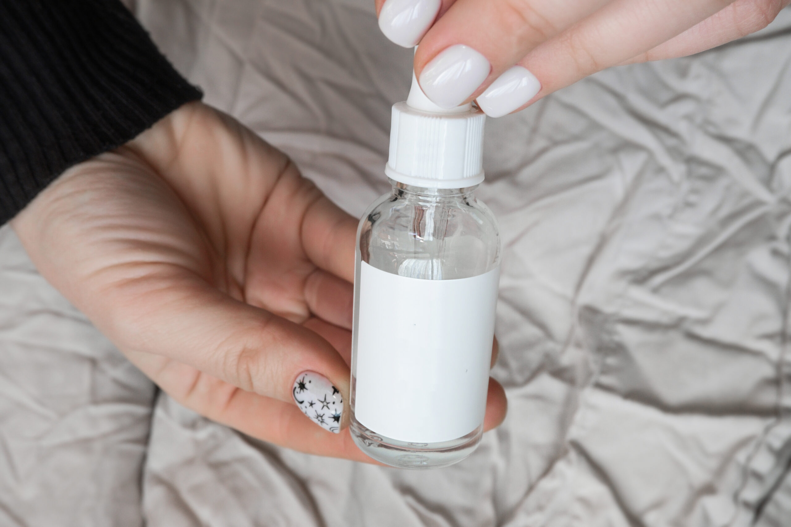 Personalizacja małych szklanych butelek – jak wyróżnić swoją markę?